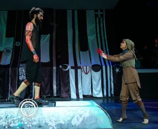 نگاهی به نمایش کوریولانوس به کارگردانی مصطفی کوشکی در تئاتر مستقل تهران

لطفا آهسته، مردم در حالِ خوابند!!