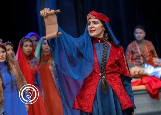 درباره‌ی نمایش «پرده‌خانه» نوشته‌ی بهرام بیضایی به کارگردانی گلاب آدینه (نقد مهمان)

رنج‌ها و شادی‌های مردم