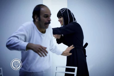 نگاهی به نمایش هیدن به کارگردانی کوروش شاهونه

بی پرده مثل هیدن